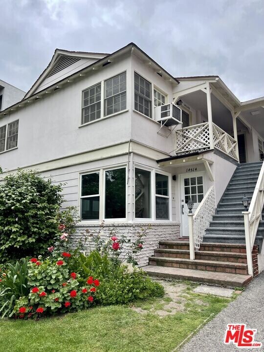 14516 Benefit St in Los Angeles, CA - Building Photo