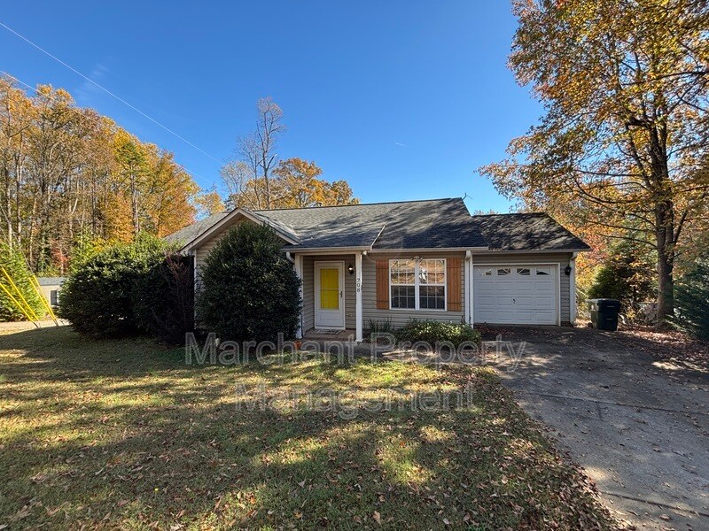 708 Maple Dr in Greer, SC - Building Photo