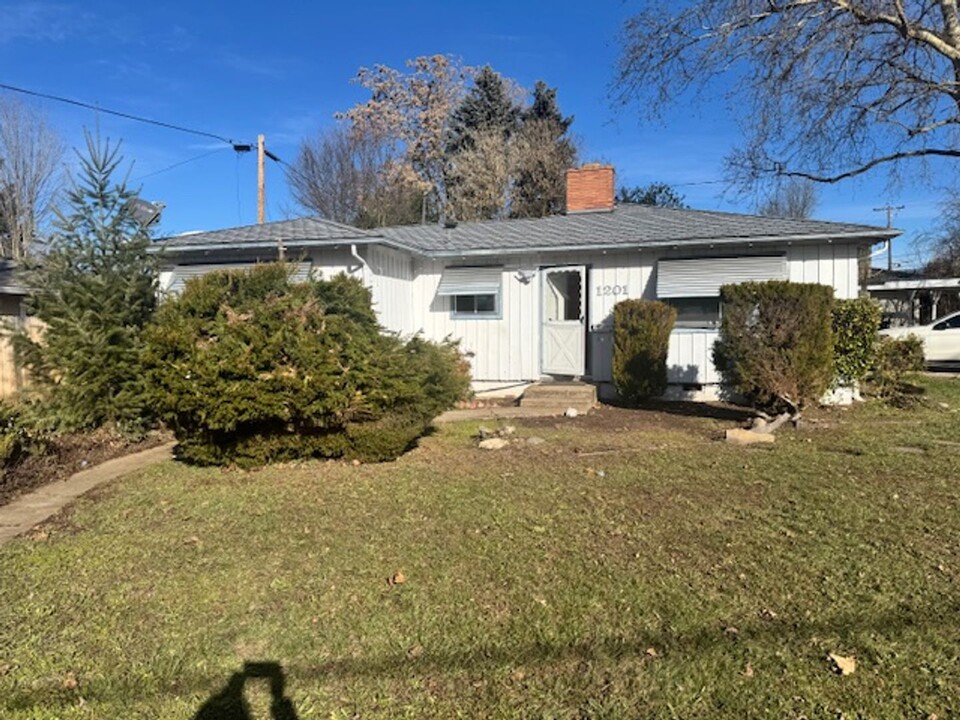 1201 Siskiyou Blvd in Medford, OR - Building Photo