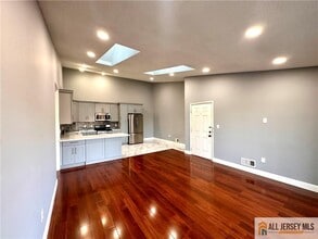 341 Wimbeldon Ct in North Brunswick, NJ - Building Photo - Building Photo