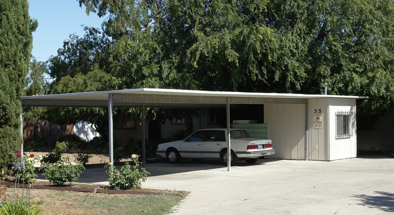 35 Roberts St in Pittsburg, CA - Building Photo