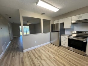 11050 Pendleton Ave in Englewood, FL - Foto de edificio - Building Photo