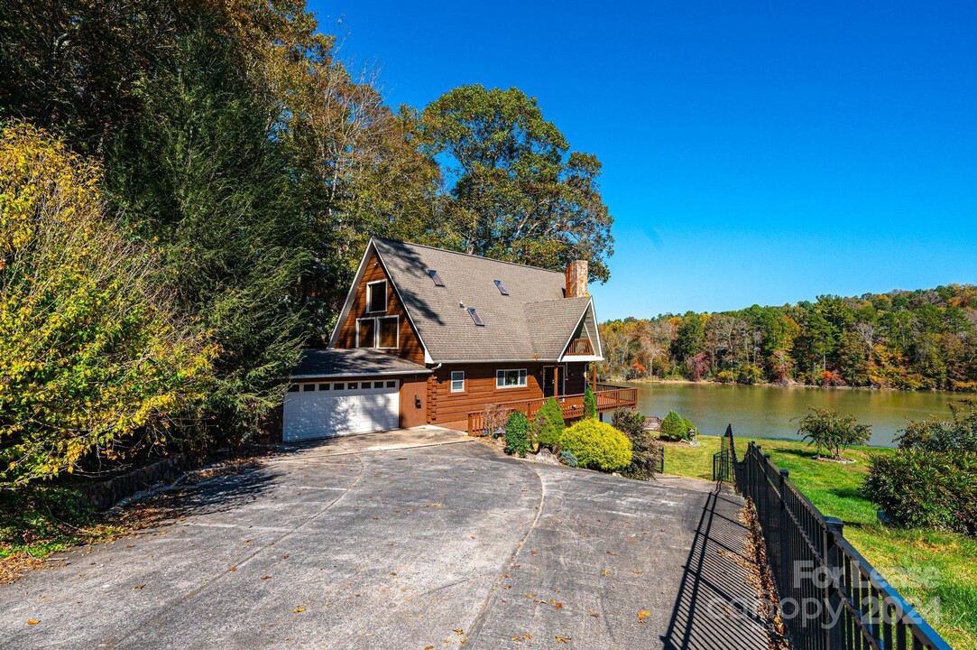 1925 Lake Acres Dr in Hickory, NC - Building Photo