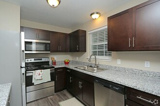 325 E NUGGET LLC (Lakeshore) (lakeshor) in Oklahoma City, OK - Building Photo - Interior Photo