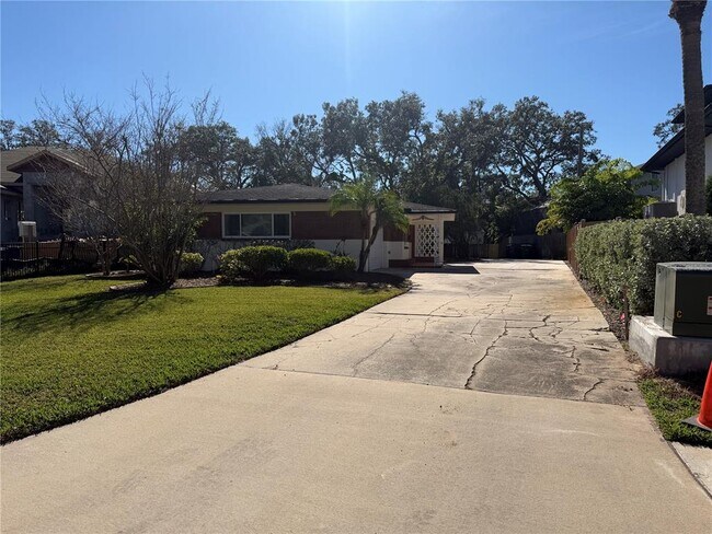 4640 W Lamb Ave in Tampa, FL - Building Photo - Building Photo