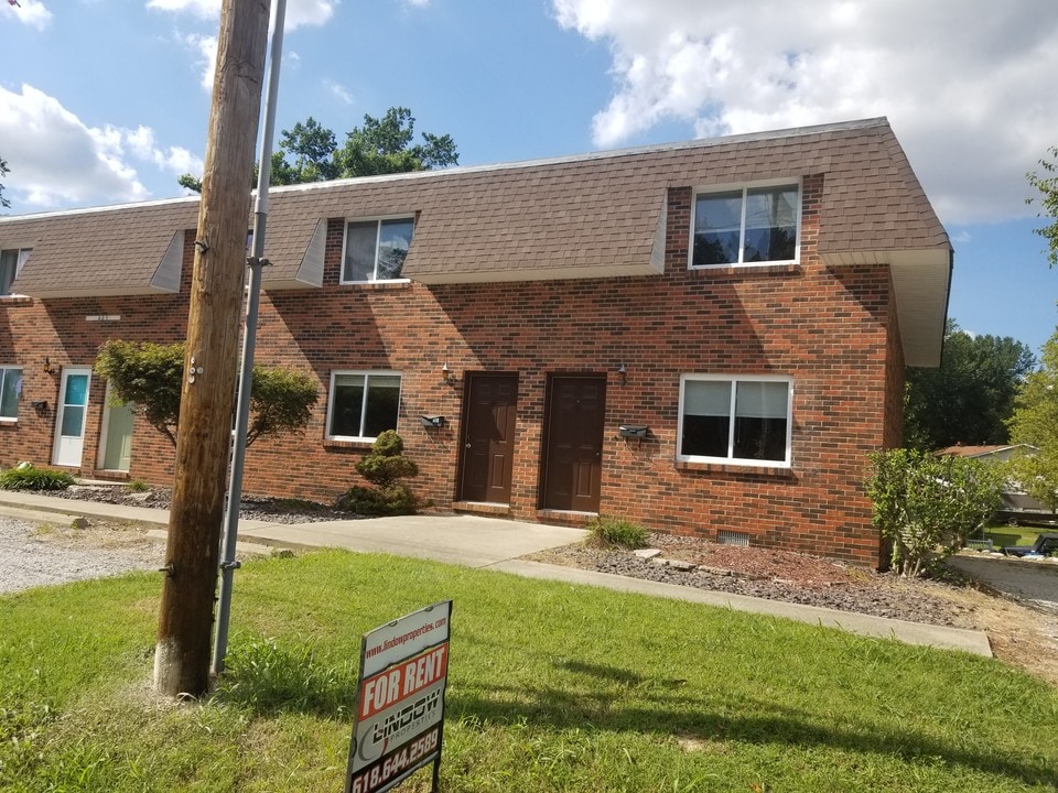405 W Collinsville Rd in Troy, IL - Building Photo