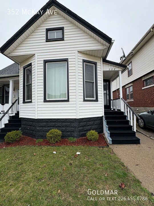 Amazing Three Bedroom Apartment in Windsor, ON - Building Photo