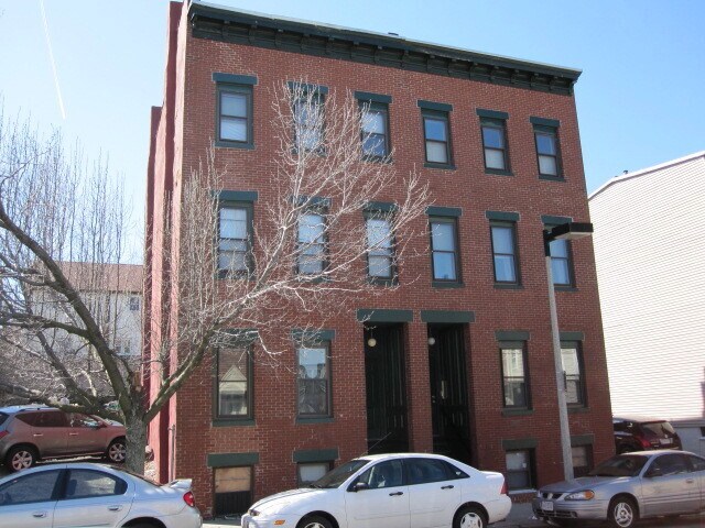 283 W 3rd St in Boston, MA - Building Photo