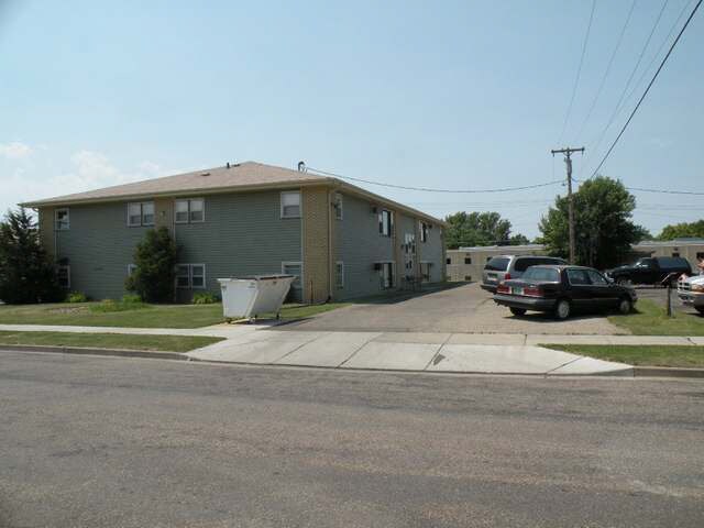 1214 Simle Dr in Bismarck, ND - Building Photo