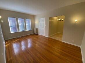1347 1/2 W Touhy Ave in Chicago, IL - Foto de edificio - Building Photo