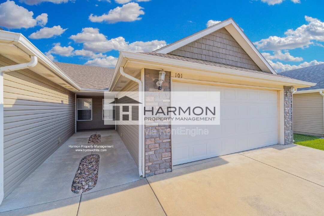 5326 N Hillside St in Wichita, KS - Building Photo