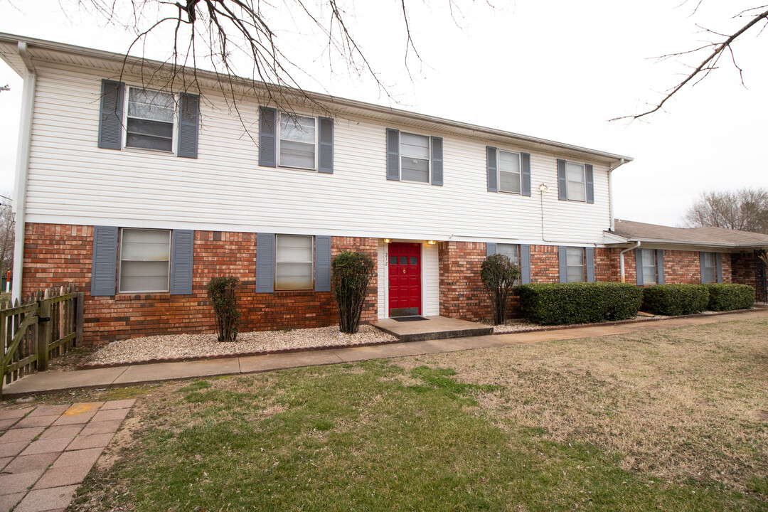 212 S 6th St in Jenks, OK - Building Photo