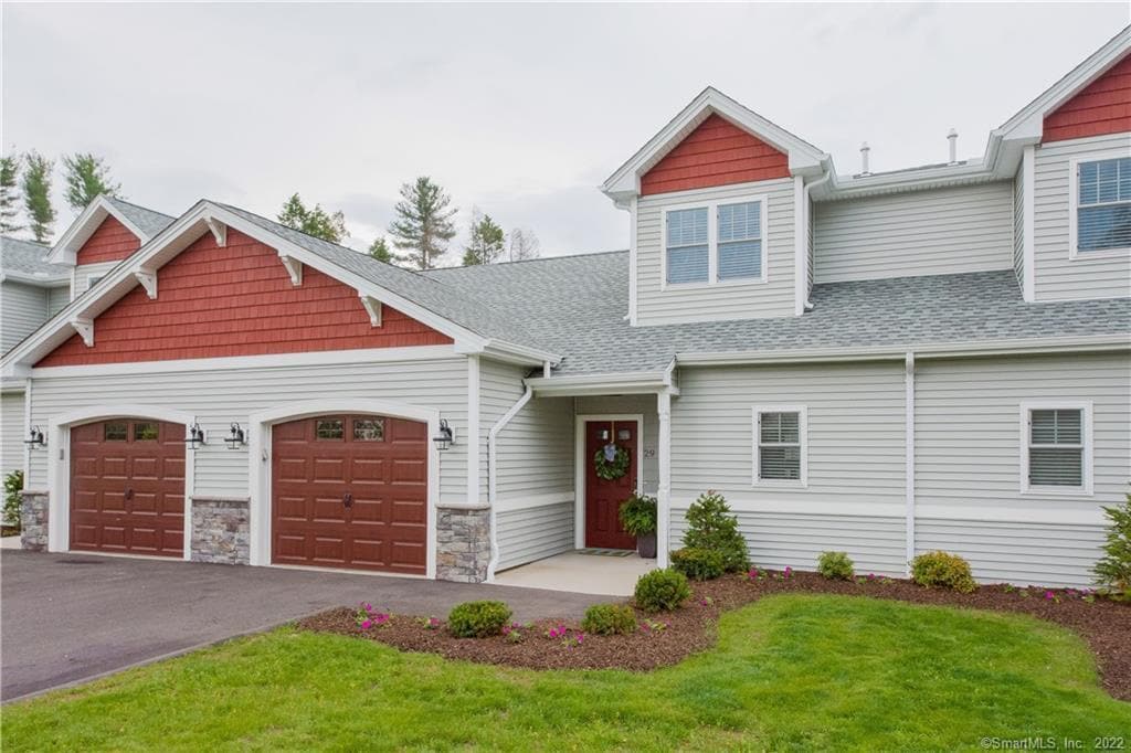 24 Mill Pond Dr in Granby, CT - Building Photo