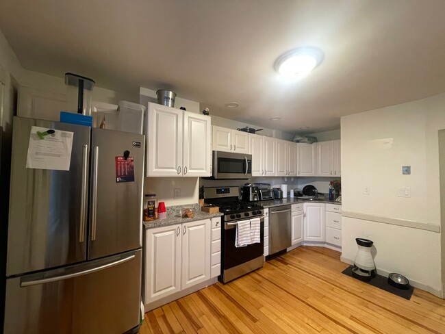143 L St, Unit 2 in Boston, MA - Foto de edificio - Building Photo