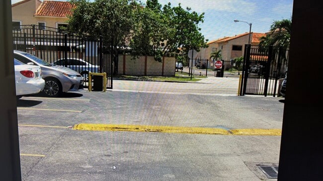 2925 W 80th St, Unit 112 in Hialeah, FL - Building Photo - Building Photo