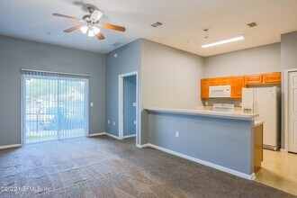 7920 Merrill Rd in Jacksonville, FL - Foto de edificio - Building Photo