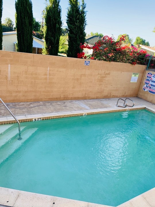 15851 Vanowen St, Unit 203 in Los Angeles, CA - Building Photo
