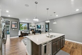 9337 Bridle Way in Victoria, MN - Foto de edificio - Building Photo