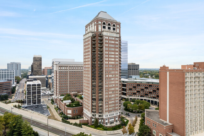 The Plaza in Clayton Residences in Clayton, MO - Foto de edificio - Building Photo