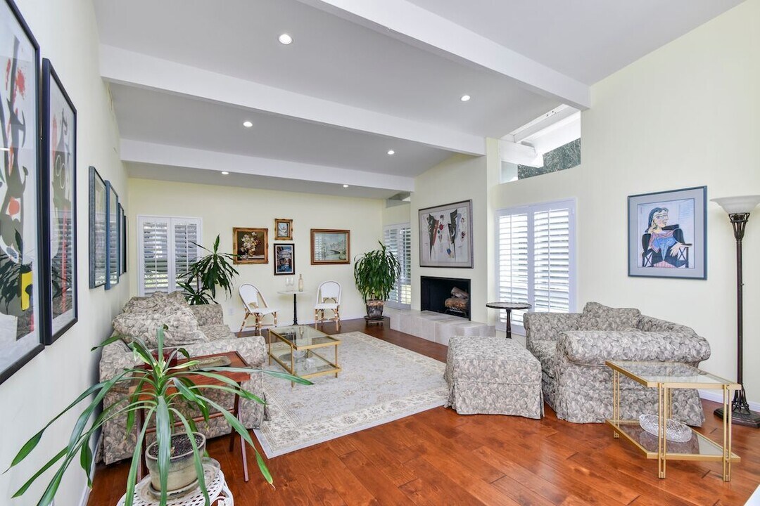 22903 De Kalb Dr in Calabasas, CA - Building Photo