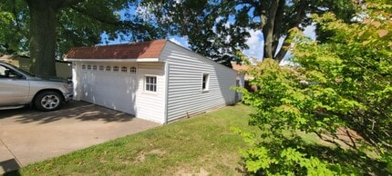 1535 Parker Dr in Mayfield Heights, OH - Building Photo - Building Photo