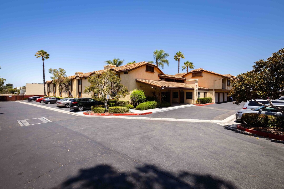 Tierra Corte Senior Apartments in San Diego, CA - Foto de edificio