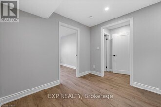 8059 Aintree Dr in Niagara Falls, ON - Building Photo - Building Photo