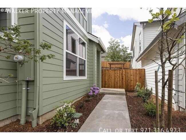 1008 E Rork Ct in Newberg, OR - Building Photo - Building Photo