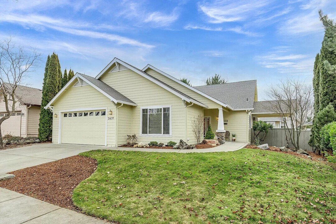 3631 Fieldbrook Ave in Medford, OR - Building Photo