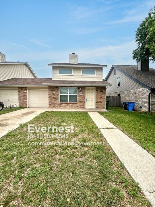 707 Valley View Dr in Pflugerville, TX - Foto de edificio