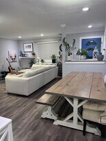 6486 Alisa Ln in Houston, TX - Building Photo