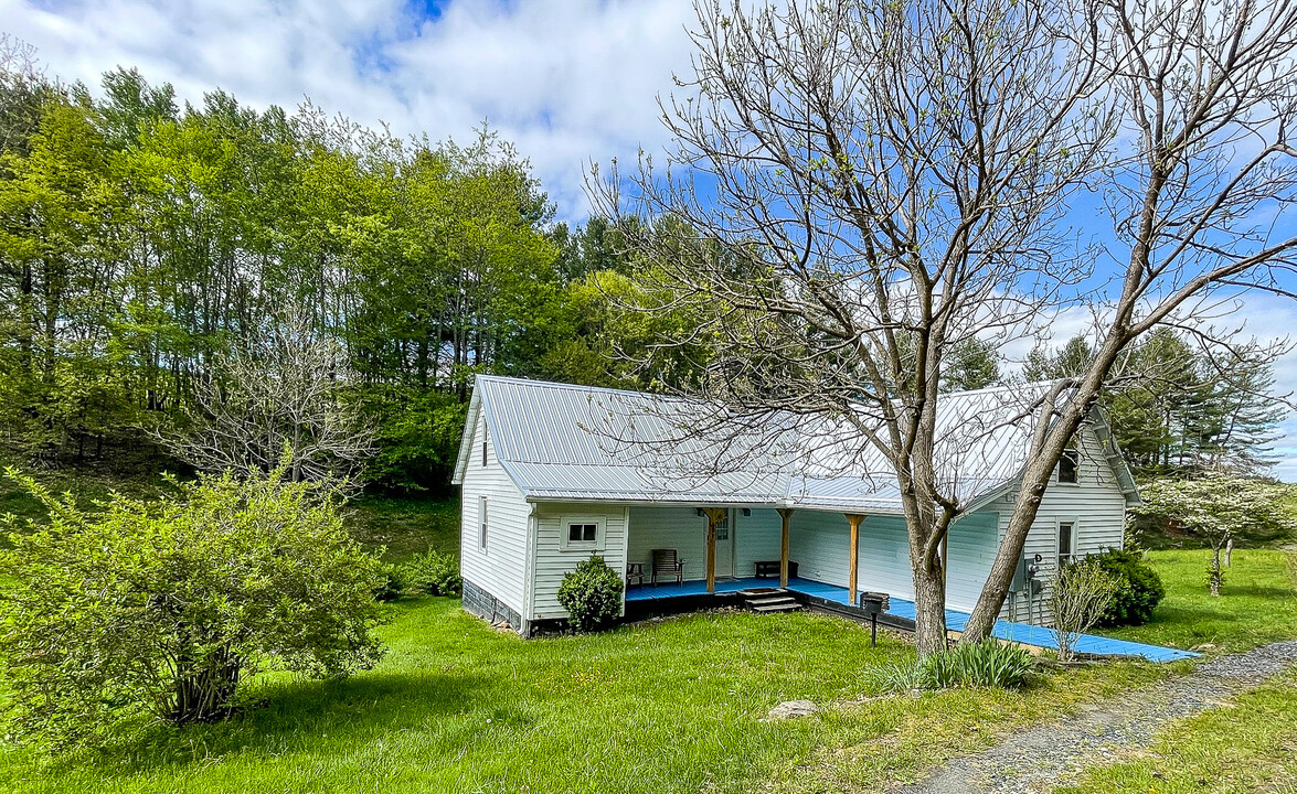 604 Colvard Farm Rd in Jefferson, NC - Building Photo