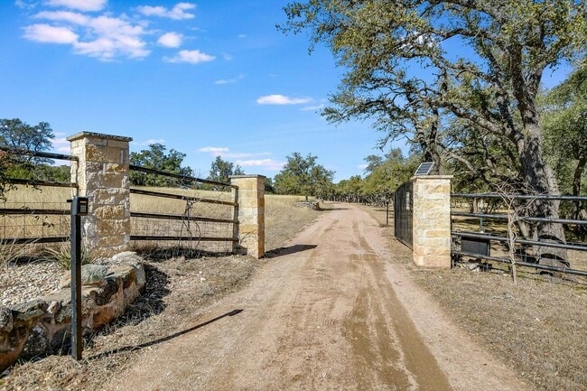 441 Leaning Oak Trail in Dripping Springs, TX - Building Photo - Building Photo