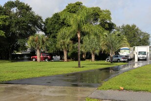 4185-4213 Davis Rd in Lake Worth, FL - Building Photo