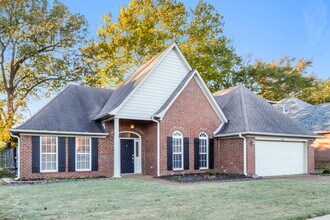 5245 Charlotte Oak Cove in Arlington, TN - Foto de edificio - Building Photo