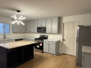 1015 Bayhill Ln in Shorewood, IL - Building Photo - Building Photo