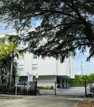 2425 NE 135th St in North Miami, FL - Building Photo - Building Photo