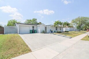 9680 SW 77th St in Miami, FL - Building Photo