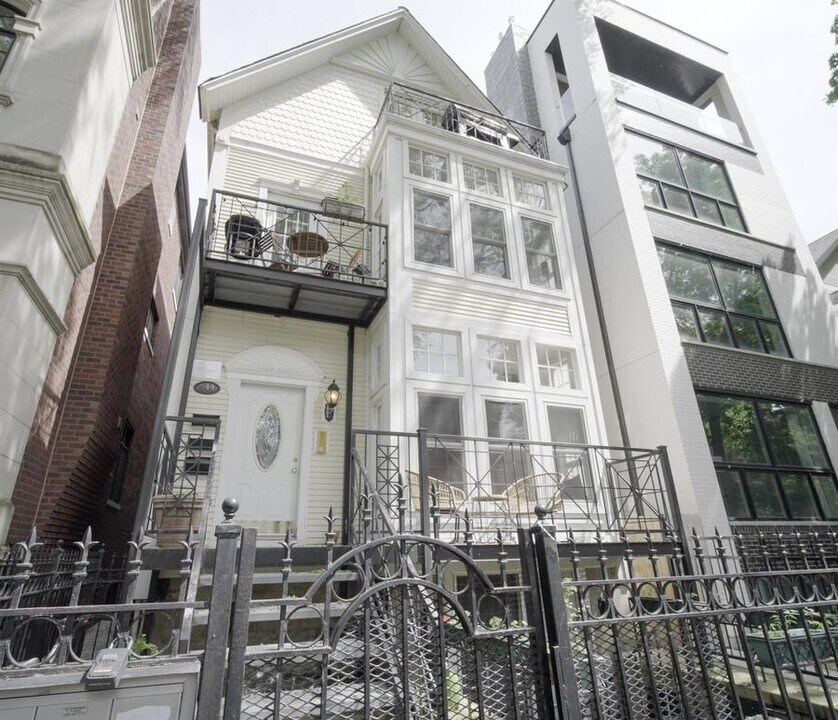 944 W Montana St, Unit garden in Chicago, IL - Foto de edificio