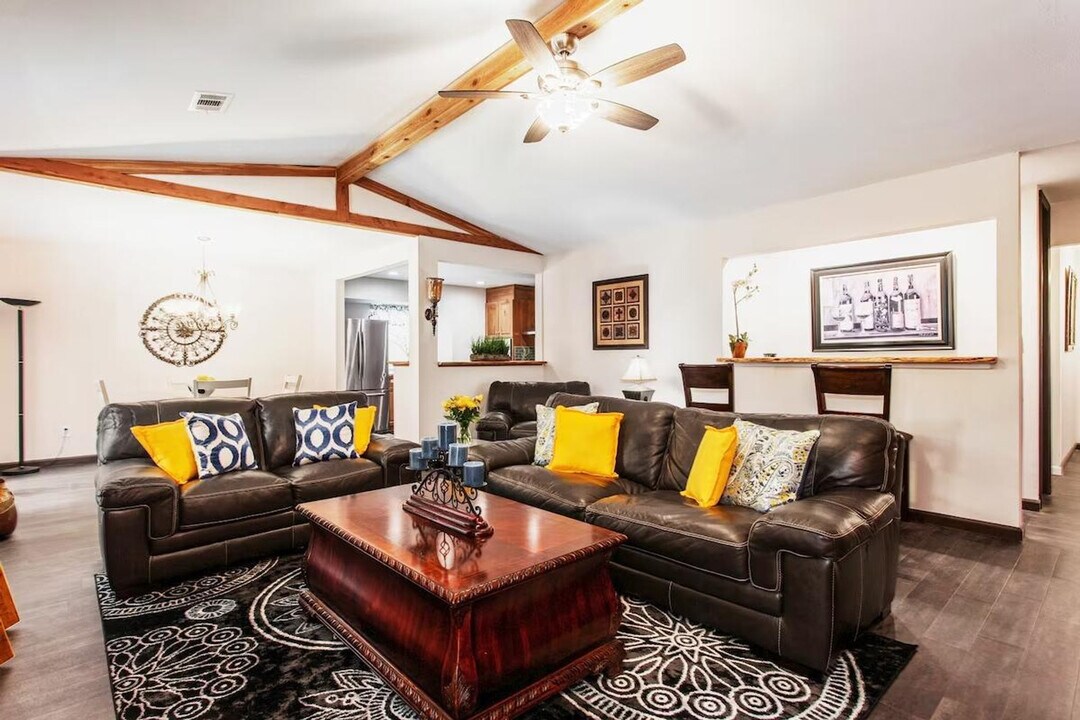 375 Sheringham Ct in Roswell, GA - Building Photo