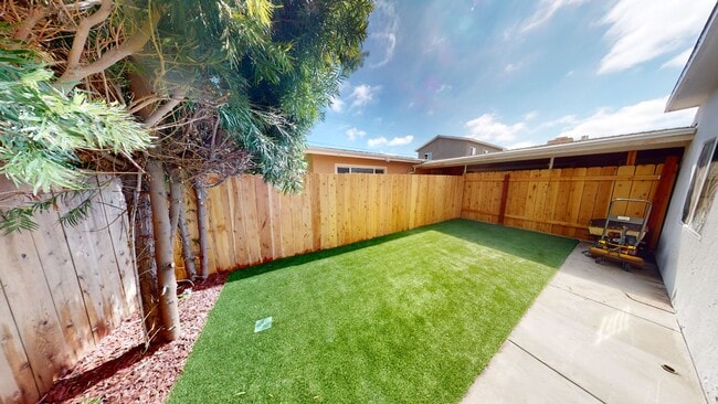 5667-5669 Mary Ln Dr in San Diego, CA - Foto de edificio - Building Photo