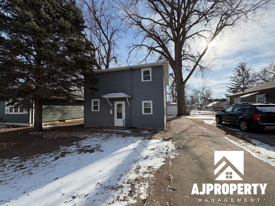 213 W 39th St in Sioux Falls, SD - Building Photo