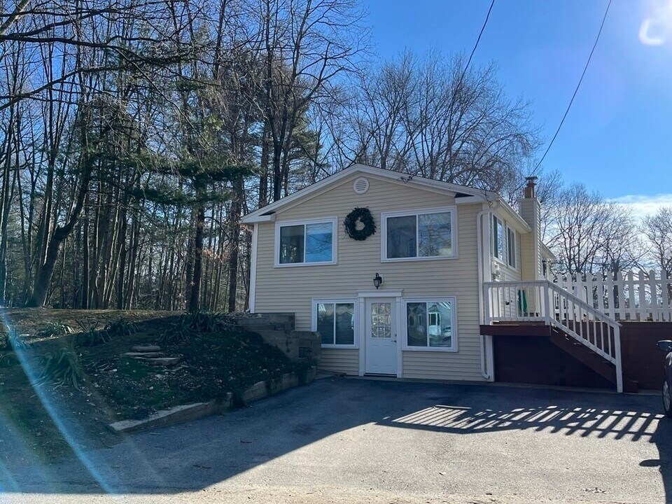 49 Hayden Pond Rd in Dudley, MA - Building Photo