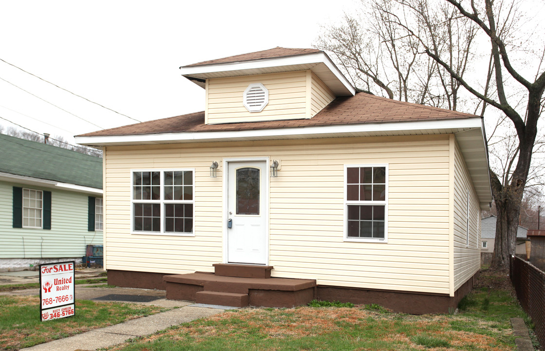 136 6th St in Dunbar, WV - Building Photo