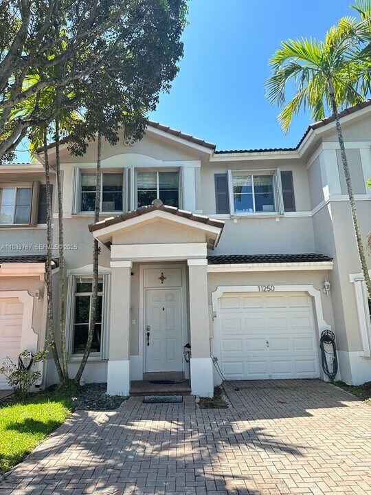 11250 NW 56th St in Doral, FL - Building Photo