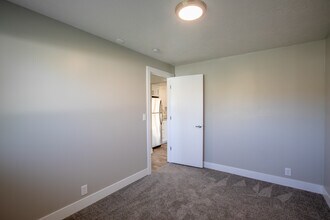 2196 E Karalee Way, Unit Downstairs in Sandy, UT - Building Photo - Building Photo