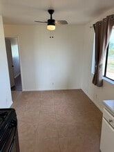 3007 Pat Ave, Unit 4 in Mojave, CA - Foto de edificio - Building Photo