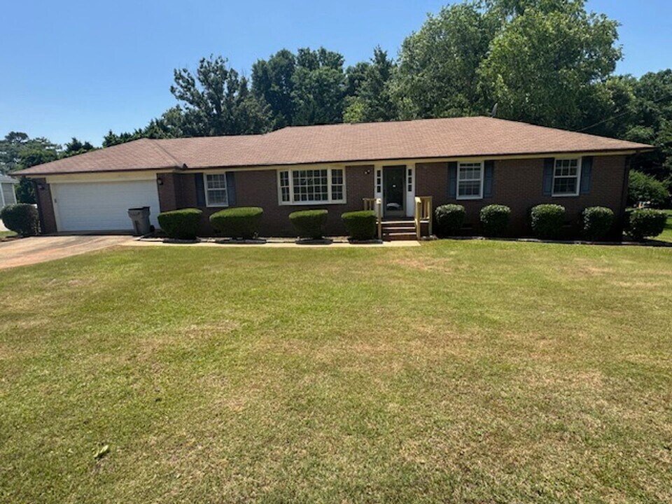 103 W Greenwich Cir in Lagrange, GA - Building Photo