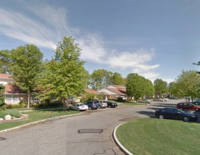 The Waterfalls 55+ in Lake Ronkonkoma, NY - Foto de edificio - Building Photo