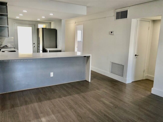 200 Galen Dr in Key Biscayne, FL - Building Photo - Building Photo